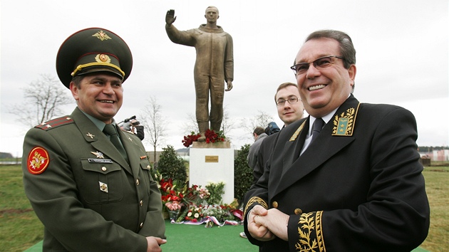 Generální konzul Ruska v Karlových Varech Sergej Venjaminovi erbakov (vpravo) u sochy Jurije Gagarina. 