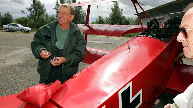 Na letecký den do Chebu pravideln pilétá z Hradce Králové trojploník Fokker Dr 1 Rudý baron pilotovaný Václavem Jirsákem (vlevo).