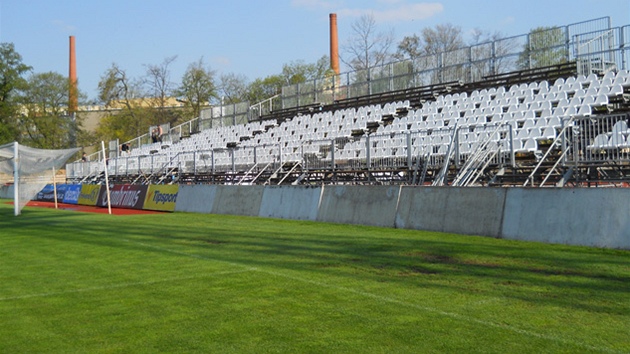 Na stadionu ve truncových sadech vyrstají ped zápasem se Slavií mobilní tribuny.