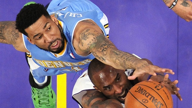 Wilson Chandler z Denveru blokuje Kobeho Bryanta z LA Lakers. Wilson Chandler z Denveru blokuje Kobeho Bryanta z LA Lakers.