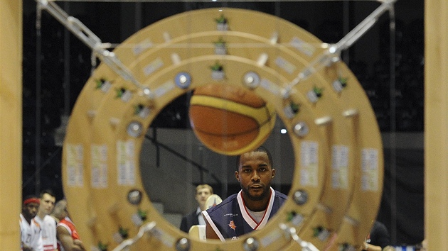 Derek Wright při dovednostní soutěži rozehrávačů během Utkání hvězd. Derek Wright při dovednostní soutěži rozehrávačů během Utkání hvězd.
