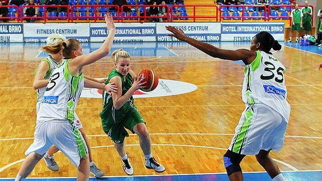 Gabriela Giacintová z Valosunu najídí pod ko Frisca kolem Jeleny keroviové, Fridy Eldebrinkové a Cheryl Frodové.