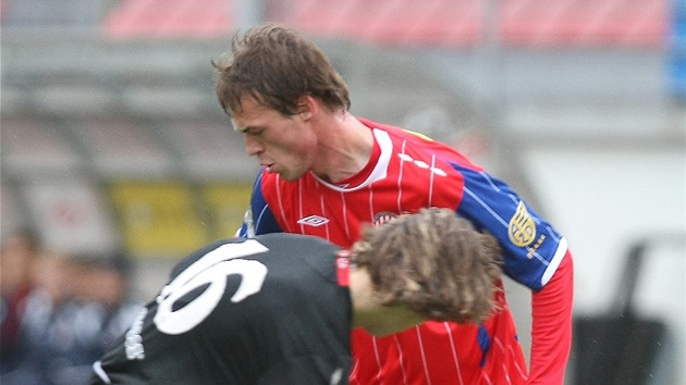 Kroměřížský mladíček Marek Havlík (v černém) v duelu s Brnem. Kroměřížský mladíček Marek Havlík (v černém) v duelu s Brnem.