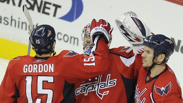 Michal Neuvirth přijímá gratulace spoluhráčů z Washingtonu k první vychytané nule v play-off. Michal Neuvirth přijímá gratulace spoluhráčů z Washingtonu k první vychytané nule v play-off.