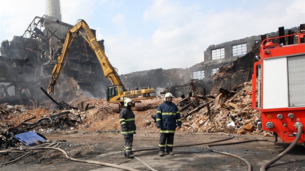 Odklízení trosek po poáru v podniku Remiva v Chropyni. (15. 4. 2011)