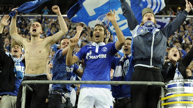 HRDINA. Na obou gólech v odvetě proti Interu se podílel kanonýr Raúl, a tak si s fanoušky Schalke užívá oslavy postupu do semifinále Ligy mistrů. HRDINA. Na obou gólech v odvetě proti Interu se podílel kanonýr Raúl, a tak si s fanoušky Schalke užívá oslavy postupu do semifinále Ligy mistrů.