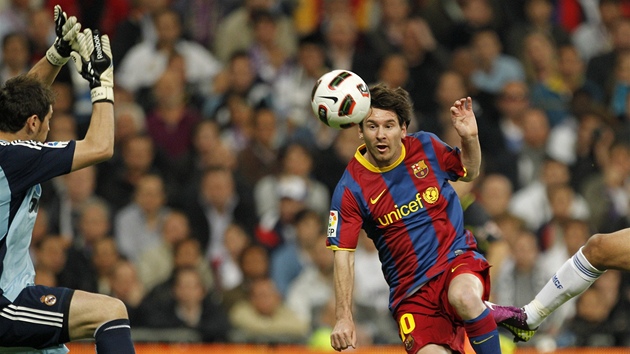 DEJ SI NA M POZOR! Barcelonský Lionel Messi se snaí pelstít Ikera Casillase, brankáe Realu Madrid.