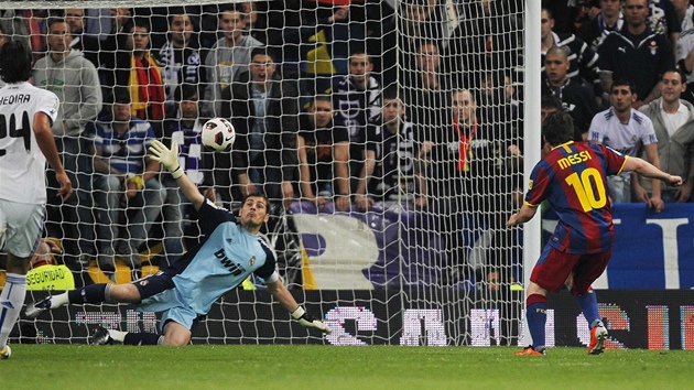 JE TAM! Barcelonský útoník Messi promuje penaltu.