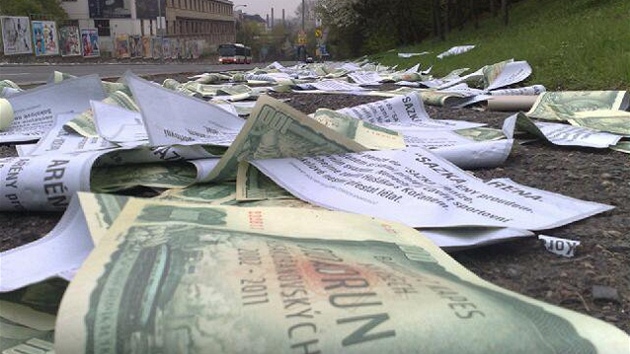 Nedaleko sídla Sazky se objevily letáky s bankovkami. (15. 4. 2011)