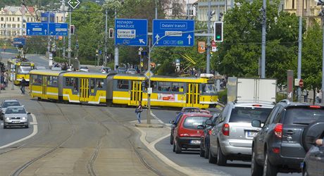 Situace na kiovatce u Synagogy, kam vjídjí auta na zelenou, ale cestu jim blokuje pomalu jedoucí odbodoující tramvaj.