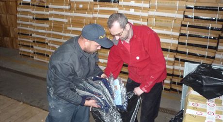 Pracovníci K Olomouc pebírají ve skladu celník ást zabavené zásilky falených odv