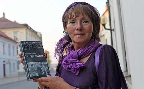Nmecká spisovatelka Herma Kennelová napsala knihu o vzorné obci SS Kamenné.
