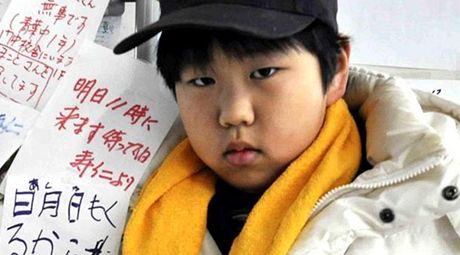 Devítiletý Toihita Aisawa obcházel evakuaní centra a hledal rodie 