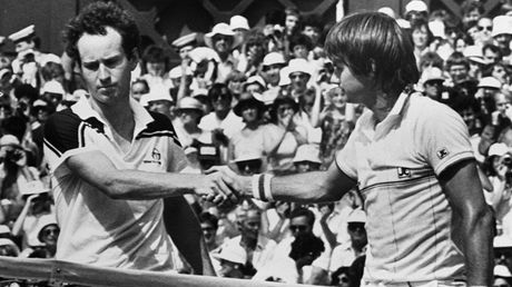 Jimmy Connors (vpravo) gratuluje Johnu McEnroeovi k triumfu ve Wimbledonu 1984