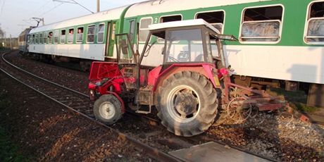 Na elezniním pejezdu v Letin u Svtlé narazil rychlík do traktoru.