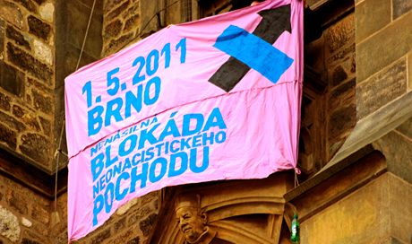 Na dominantách msta se objevily transparenty s krátkými hesly iniciativy Brno Blokuje.
