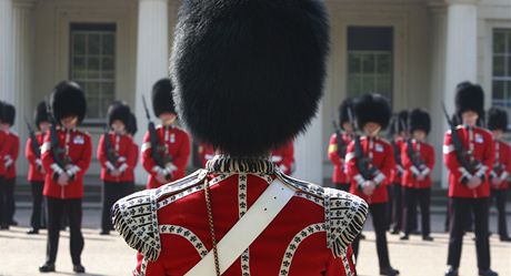 Královská garda se pipravuje na výmnu stráí ped Buckinghamským palácem (20. dubna 2011)