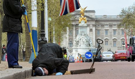 Brittí policisté prohlíejí centrum Londýna. Ilustraní foto.