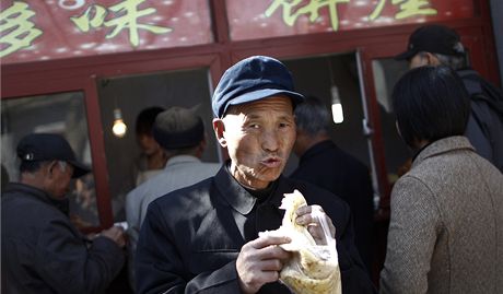 ían pojídá svainu ped obchodem v Pekingu. Ilustraní foto