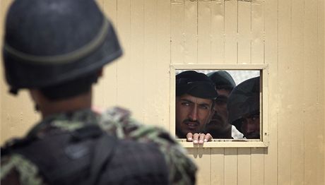Afghántí vojáci hledí skrz okno v brán na letiti v Kábulu poté, co tam jejich kolega postílel nkolik lidí (27. dubna 2011)