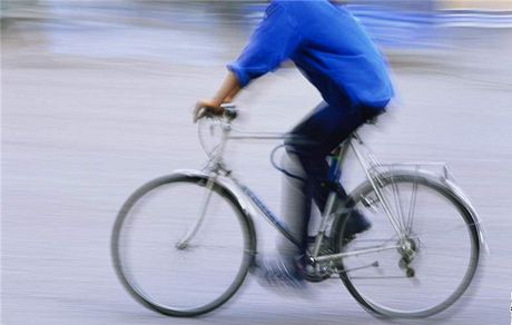 Cyklista sjel do potoka a utopil se. Nic zatím nenasvduje sráce s jiným cyklistou i autem, píinu proto policisté stále vyetují. Ilustraní foto