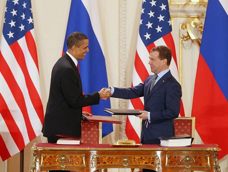 Barack Obama a Dmitrij Medvedv pi podpisu smlouvy START ve panlském sále