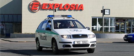 Policisté ped areálem chemiky Explosia v Pardubicích-Semtín. (20. dubna 2011)