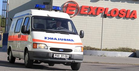 Sanitka ped areálem chemiky Explosia v Pardubicích-Semtín. (20. dubna 2011)