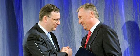 Já svým nástupcm nebudu okopávat kotníky, komentoval premiér a pedseda ODS Petr Neas rozhovor Mirka Topolánka pro MF DNES.