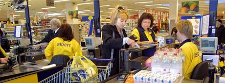 V supermarketech Albert mají pokladní monost sedt, jen v Ostrav-Porub to skoro dva msíce neplatilo. Ilustraní snímek