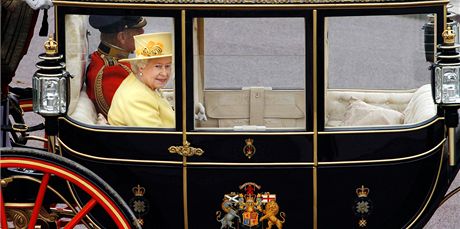 Britsk krlovna Albta II. a princ Philip odjdj korem z Westminsterskho opatstv. (29. dubna 2011)