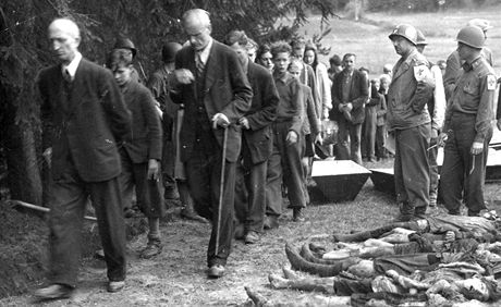 Nmet civilist jsou pinuceni prochzet kolem tl idovskch en, kter nacist utvali pi pochodech smrti v eskoslovensku