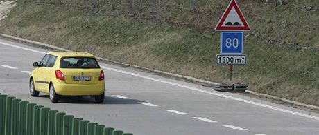 Na boule na dálnici upozorují znaky s doporueným sníením rychlosti, které ale málokdo dodruje.