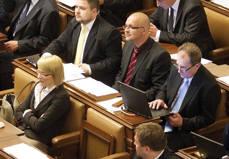 Kvli mimoádné schzi Snmovny neschválili zatím poslanci zmnu zasedacího poádku. Poslanci VV se tak museli smíit s tím, e sedí v jedné lavici s odpadlíky. Jaroslav kárka sedl mezi Josefem Novotným a Martinem Vackem.