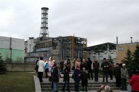 ernobylský IV. reaktor se sarkofágem. Dnes i oblíbená turistická atrakce