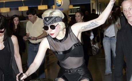 Lady Gaga se neudrela na vysokch botch