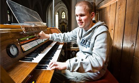 Devatenáctiletý Petr Mottl je slepý a v dtství prodlal dtskou mozkovou obrnu. Pesto se vnuje hudb a hraje mimo jiné na varhany v kostele Nanebevzetí Panny Marie v Jindichov Hradci.