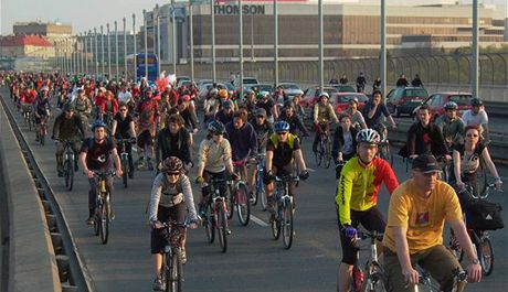 Cyklisté projedou Prahou kadý msíc. (Ilustraní snímek)