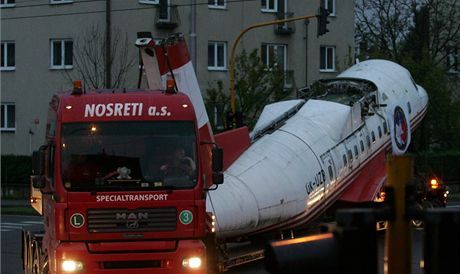 Peprava jednoho ze esti prototyp nejvtho eskoslovenskho letounu Let L-610M z Kunovic na Uherskohradisku do olomouckho leteckho muzea. Na snmku podjd tramvajovou trolej v olomouck tvrti Needn.