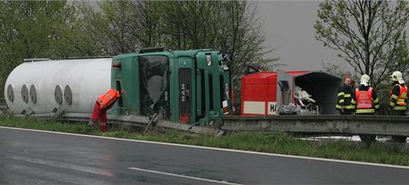 Pevrcen cisterna, kter nedaleko Lotic zablokovala rychlostn silnici R35 ve smru z Olomouce do Mohelnice.