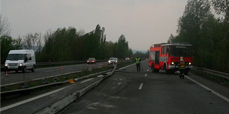 Cisterna, kter nedaleko Lotic na devt hodin zablokovala rychlostn silnici R35 ve smru z Olomouce do Mohelnice, zniila dlouh sek svodidel.