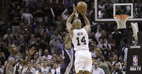 Gary Neal ze San Antonia Spurs stílí trojku proti Memphisu Grizzlies.