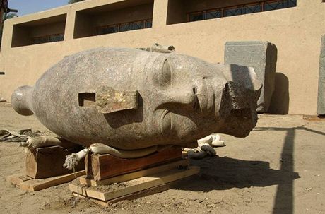 Hlava Amenhotepa III., kterou archeologové nali v egyptském Luxoru loni v beznu.