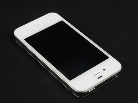 Podvodník nebyl ádný troka, objednával hlavn chytré telefony iPhone 4 (na ilustraním snímku), Nokia N8 a N9.
