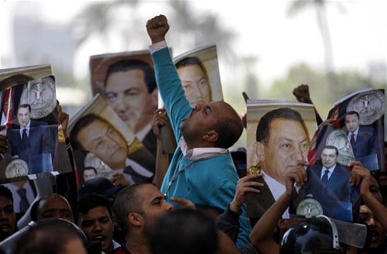 Demonstrace Mubarakových píznivc v Káhie (25. dubna 2011)