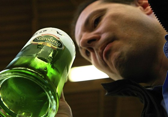 Zelené pivo pochází z Brna. Nejdleitjí slokou tináctistupového speciálu je bylinný výluh, díky kterému má nezvyklou barvu.