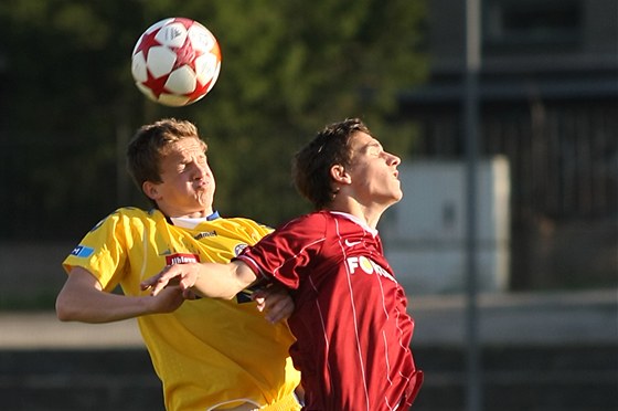 Hlavikový souboj v duelu Jihlava (lutá) - Sparta B.