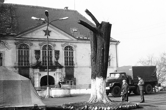 Archivní snímek ze 70. let 20. století, kdy dínský zámek obývala sovtská armáda. Prelí nad hlavním vchodem tehdy ozdobila rudá hvzda.