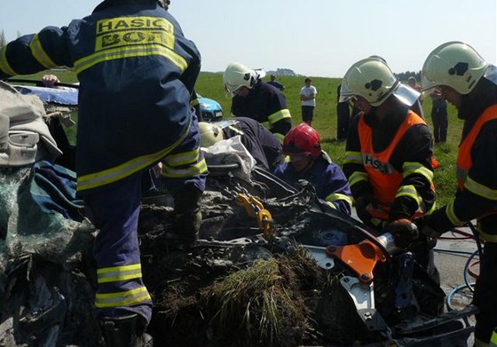 Následky tragické nehody u Boru na Tachovsku, kde po sráce osobního auta s nákladním zemel 23letý idi