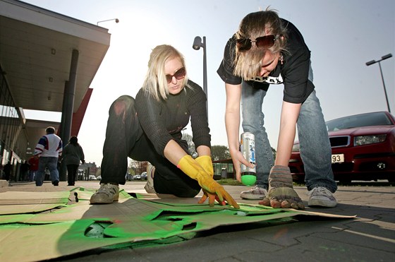 Studenti z oktávy A z gymnázia v ekovicích dlají své tablo sprejem a na chodník.
